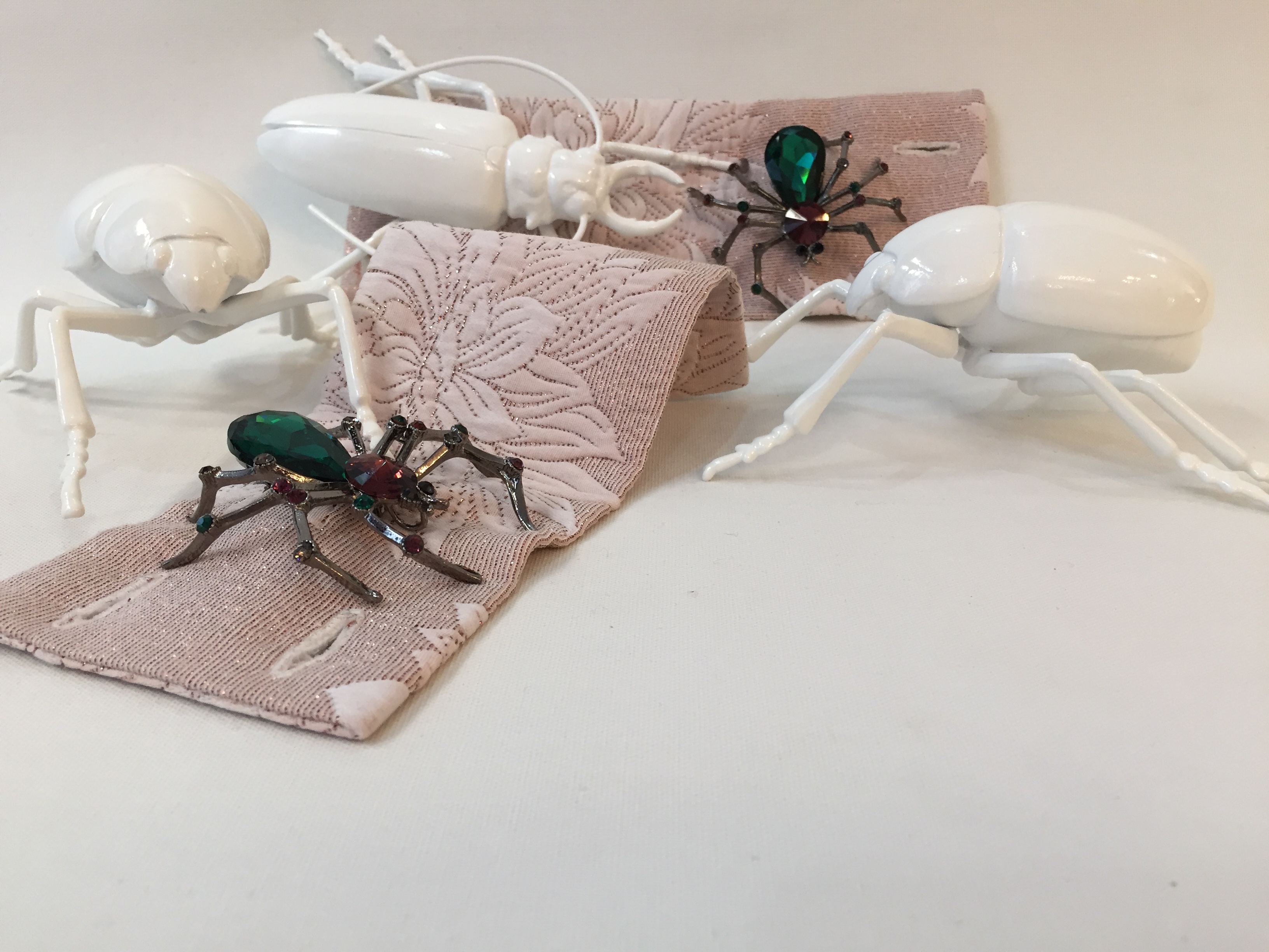 Brazaletes textiles con arañas